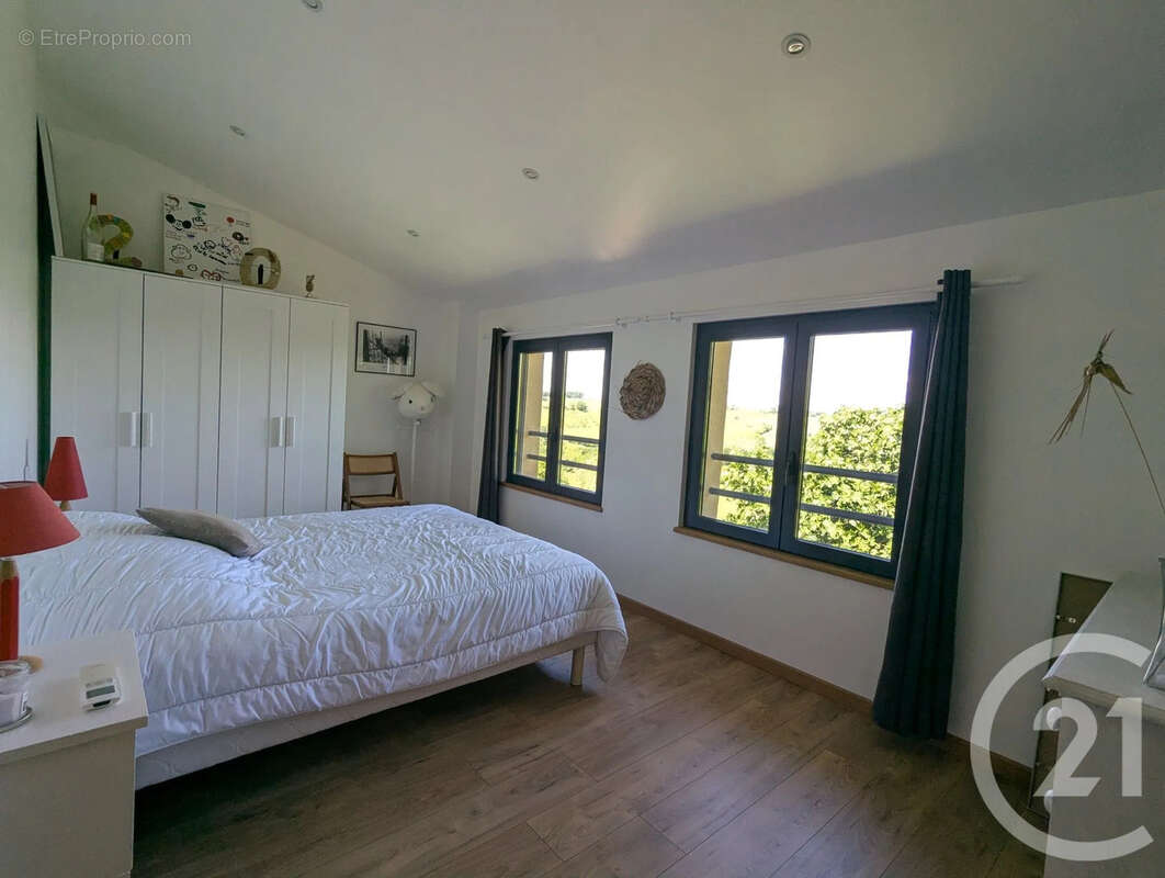 Maison 236 m² à Roquemaure  - photo 8