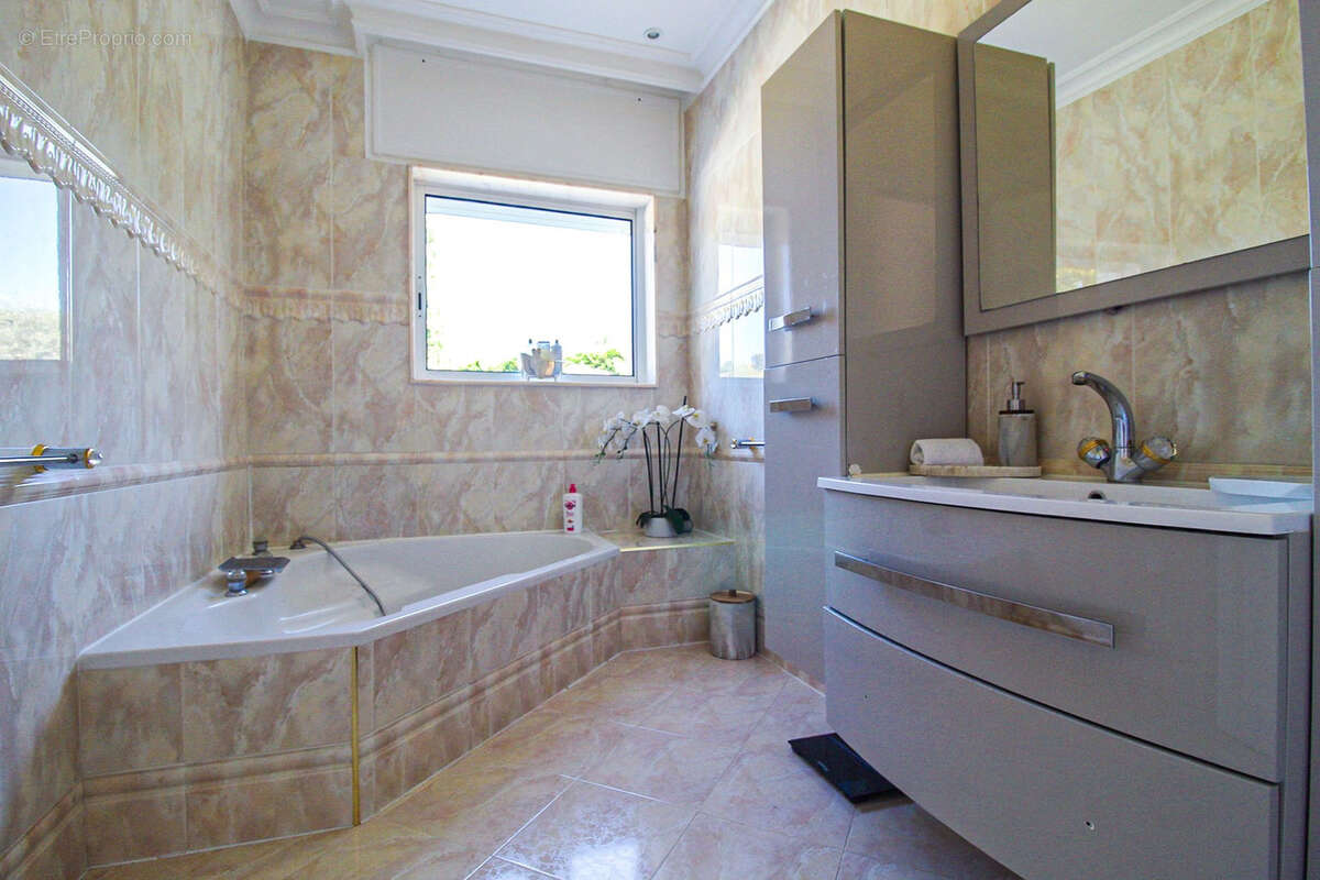 Villa de prestige aux prestations exceptionnelles   250 m2 habitables sur 2 750 m2 de terrain - photo 11