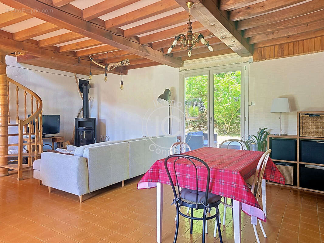 Maison à potentiel avec terrain boisé au calme - photo 4