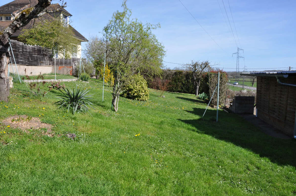 Belle maison des années 30, avec 5 chambres, deux grands garages et une parcelle de terrain de 1140 m2 - photo 23