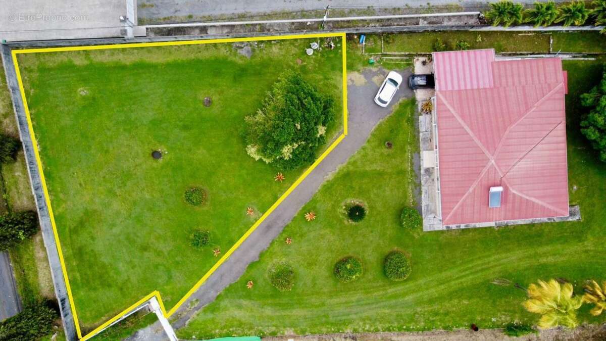 Terrain à PETIT-BOURG