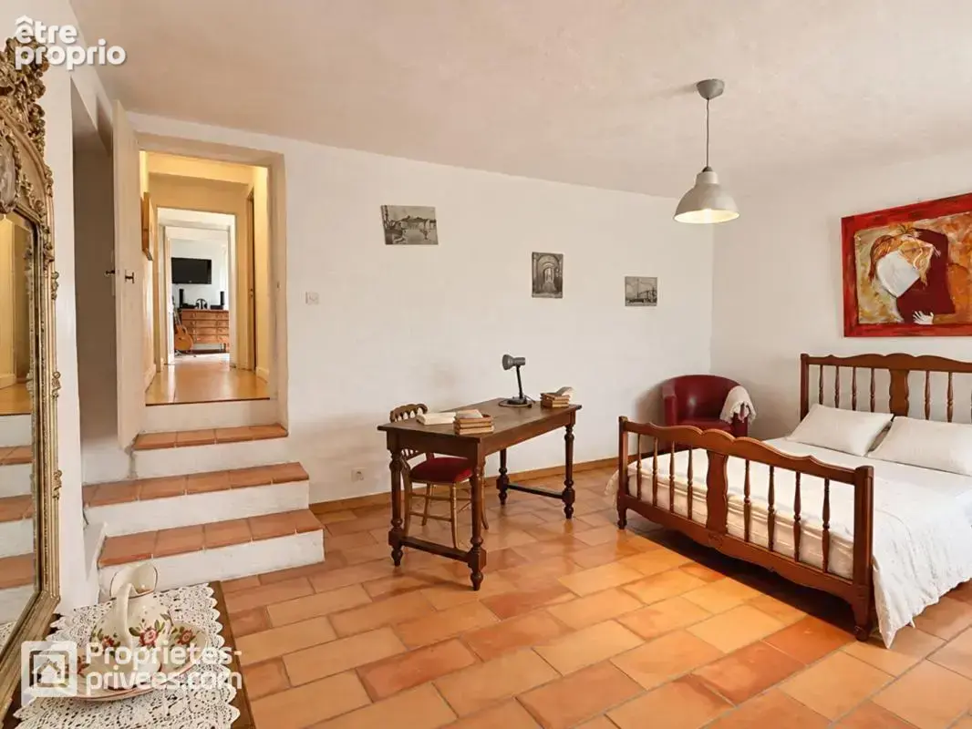 Mas en pierres de 216 m² avec 5 chambres - 3 dépendances aménagées - 1 grange de 106 m² - 1 atelier de 46 m² à ORANGE OUEST - 48 - photo 12