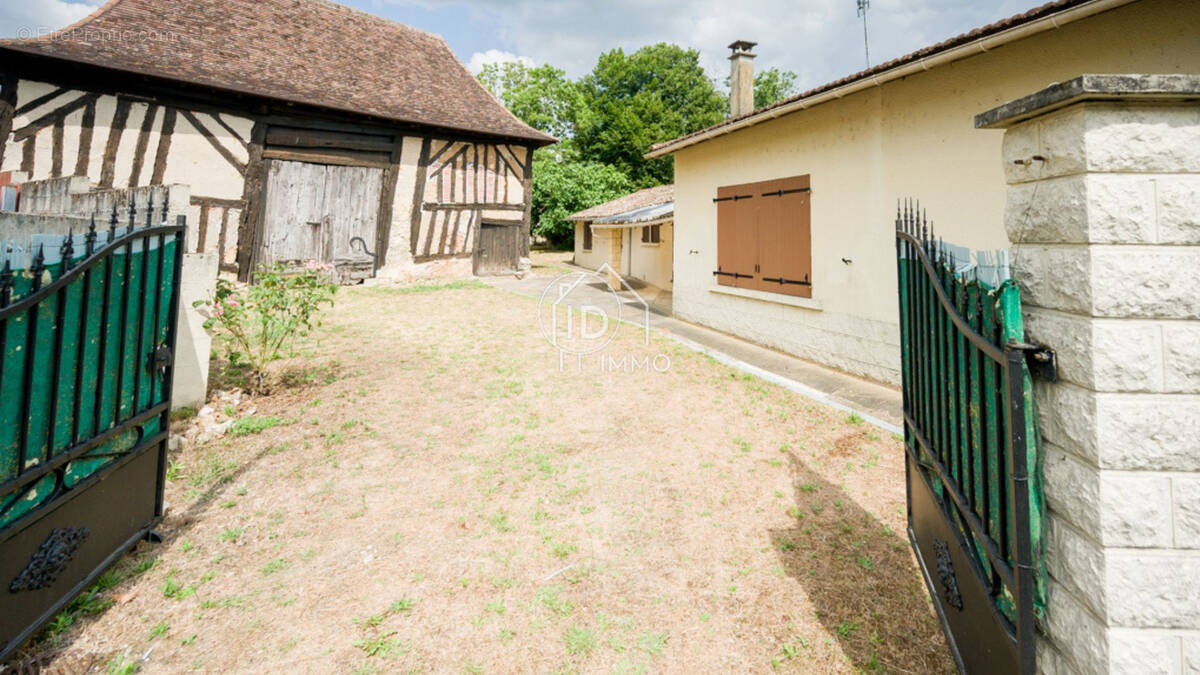 Maison à SAINT-MARTIAL-D'ARTENSET