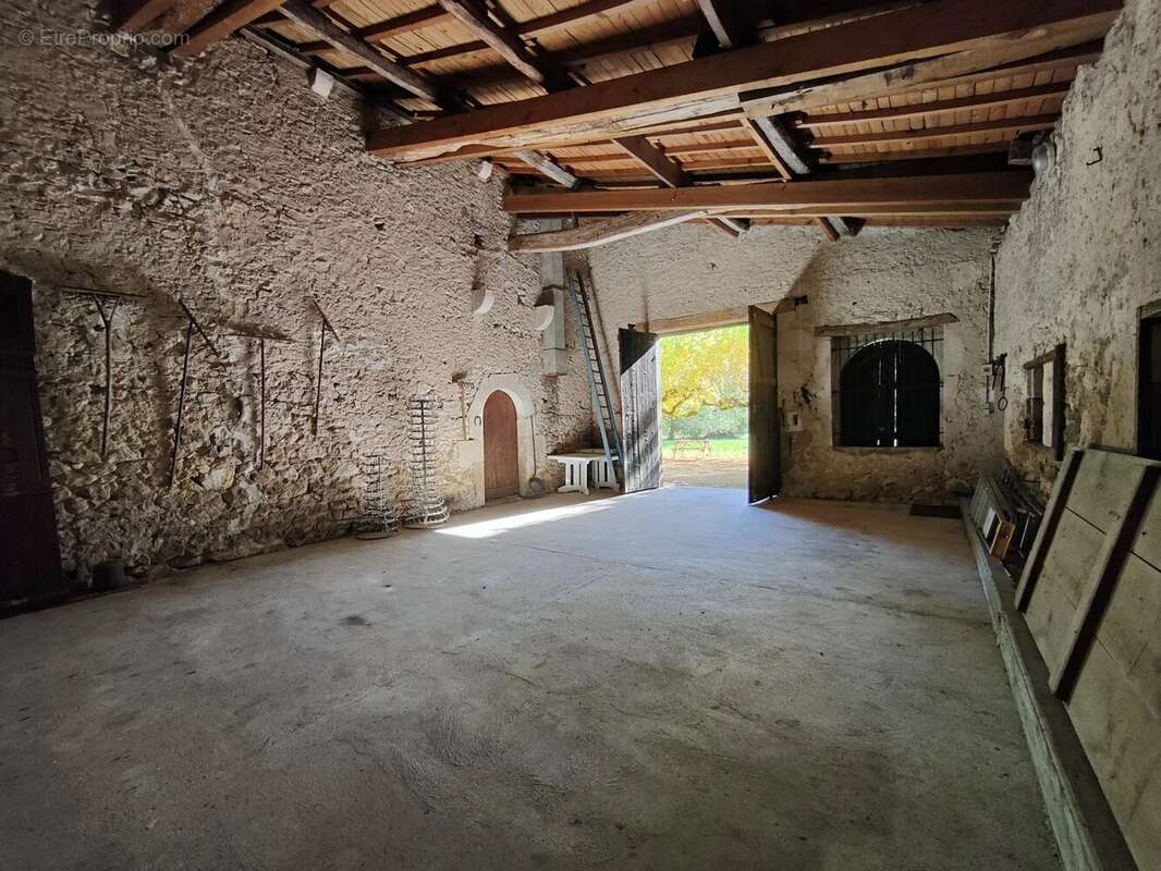 Maison à SAINT-MORILLON