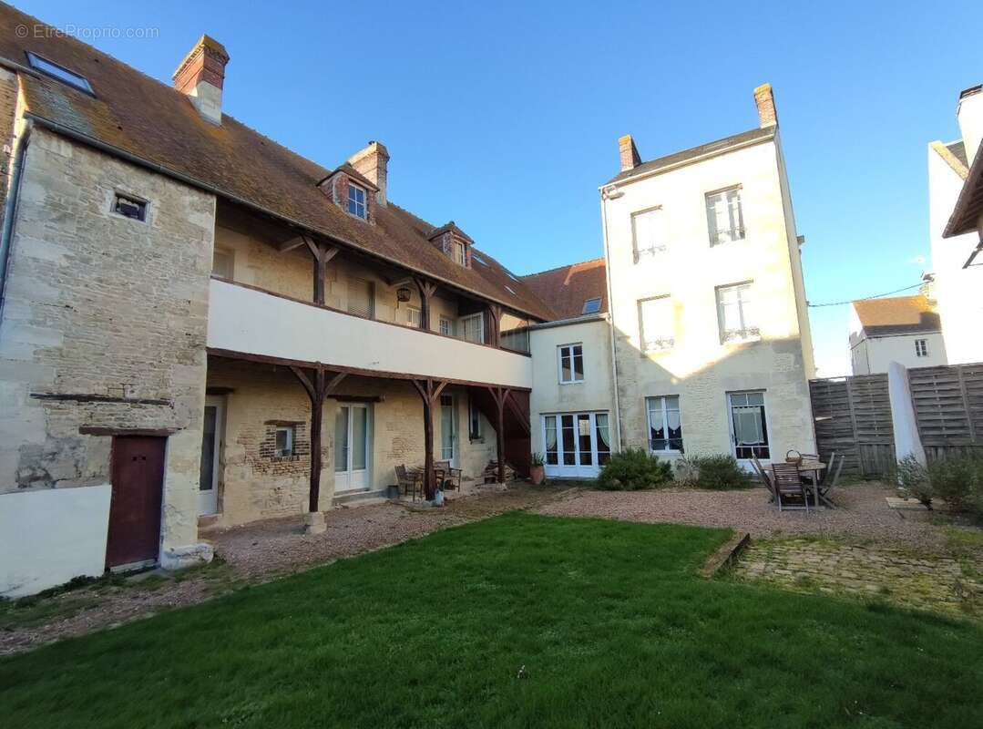 Belle demeure de 446 m² hab datant du 13ème et 17ème siécle avec nombreuses dépendances - photo 28