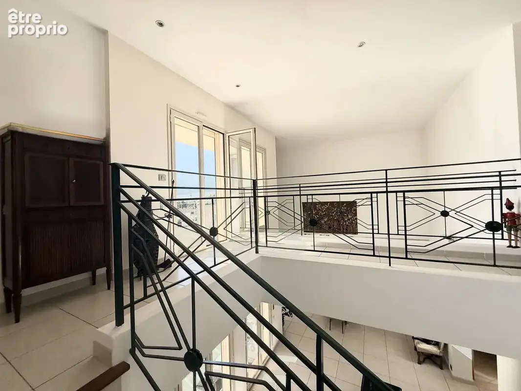 Villa d'architecte 202m2 + dépendances - Parc arboré de 2512m2 - Piscine Allauxch - photo 10