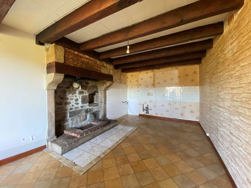 Maison à COMPREIGNAC