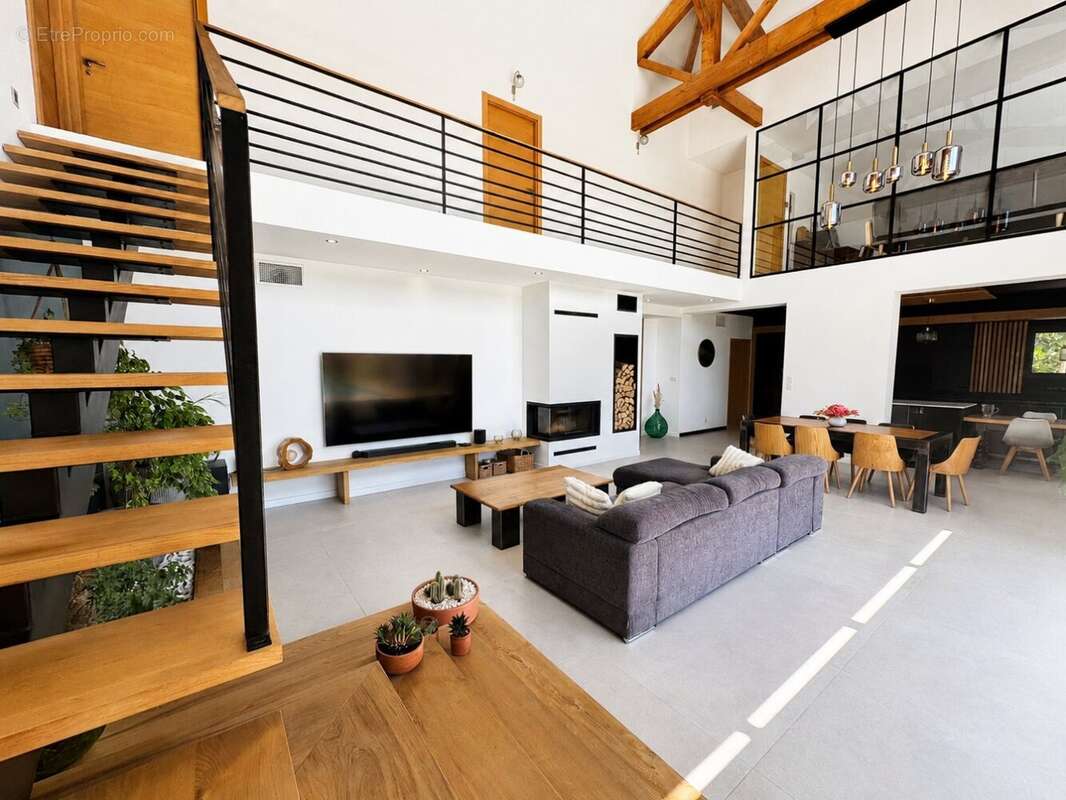 Magnfiique Villa contemporaine de 272 m² avec piscine chauffée et deux logements indépendants. - photo 3