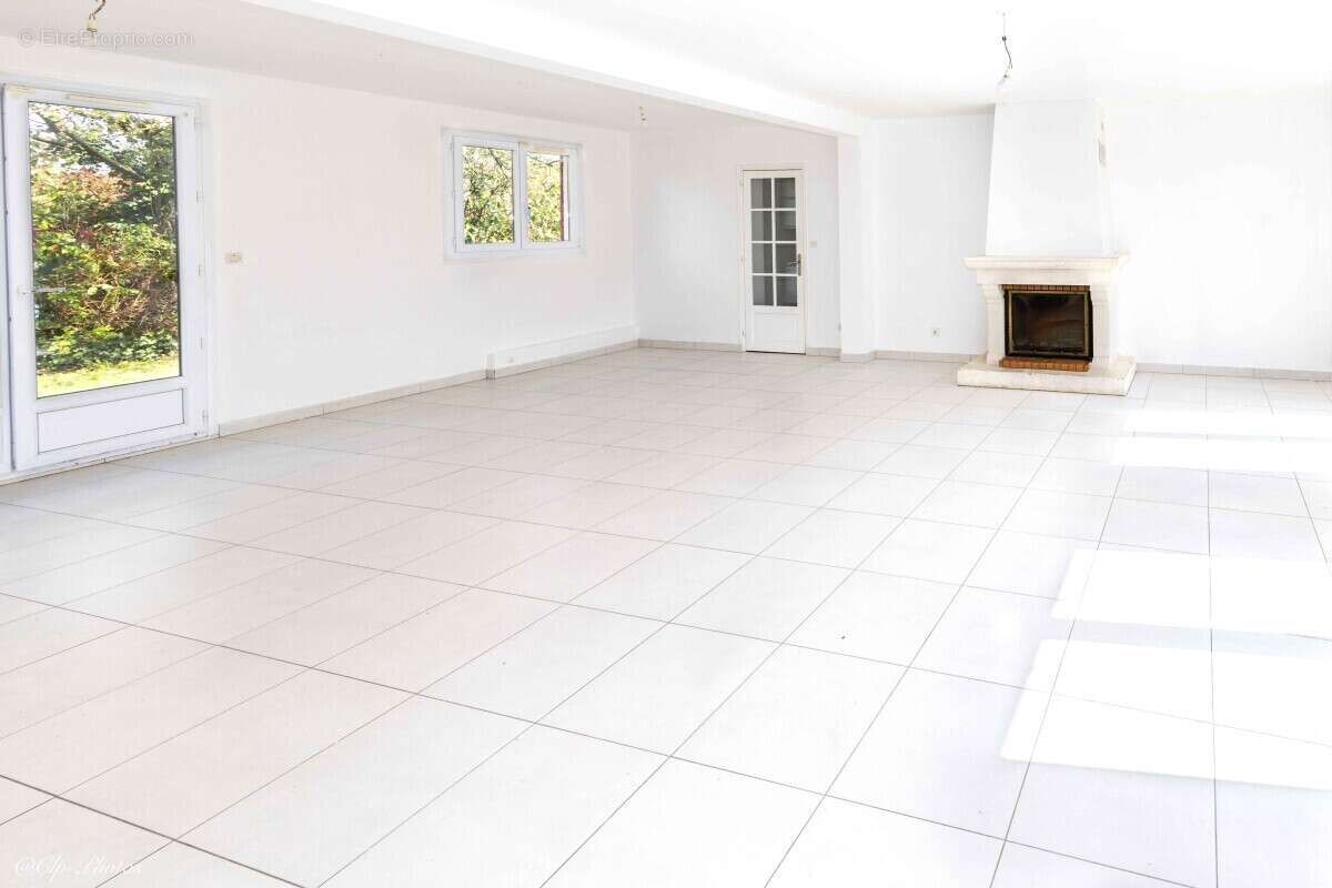 Maison à LE MESNIL-SAINT-DENIS