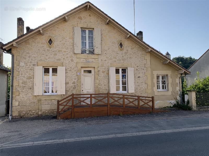 Maison à COUZE-ET-SAINT-FRONT