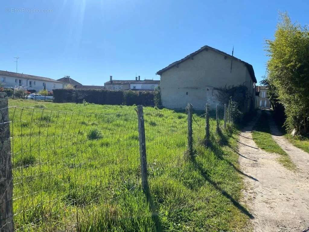 Maison à SAINT-CHRISTOLY-DE-BLAYE