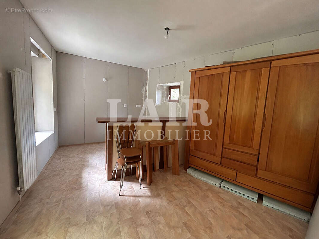 Maison en pierres à vendre à Saint Fraimbault - Ref O15269 - photo 4