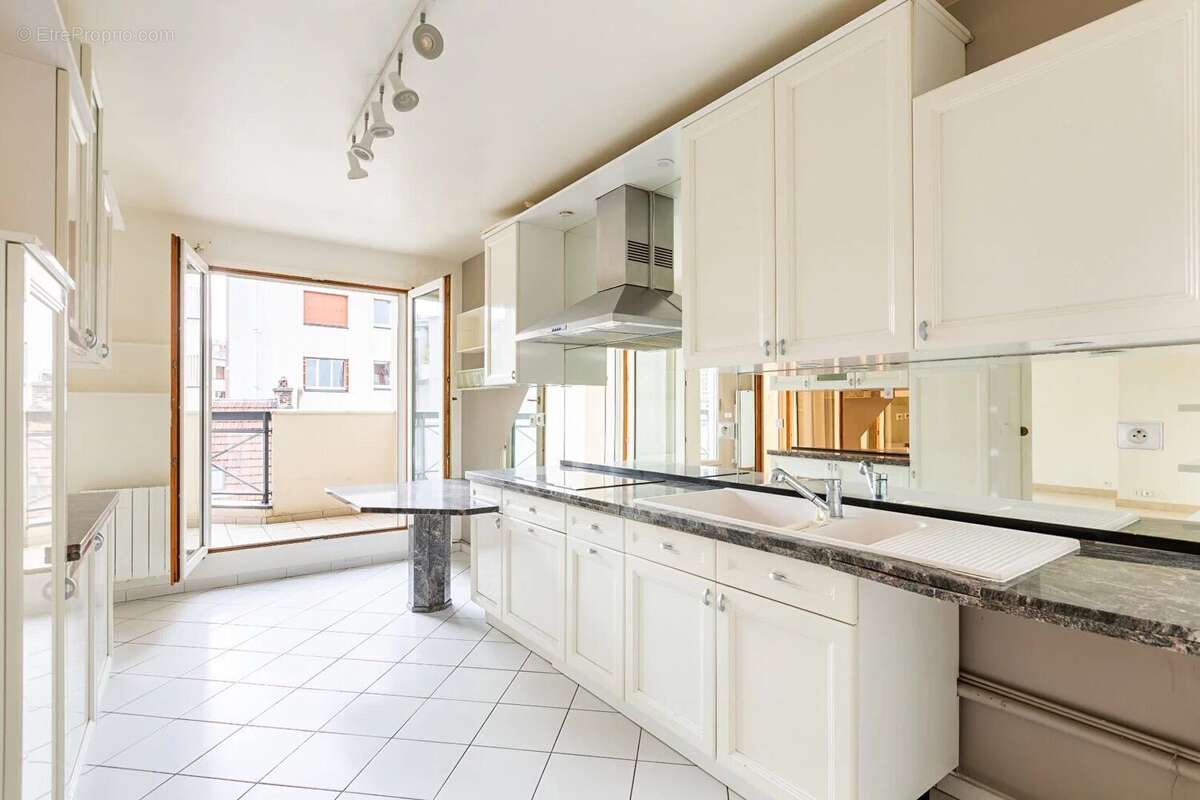 Appartement à LA GARENNE-COLOMBES