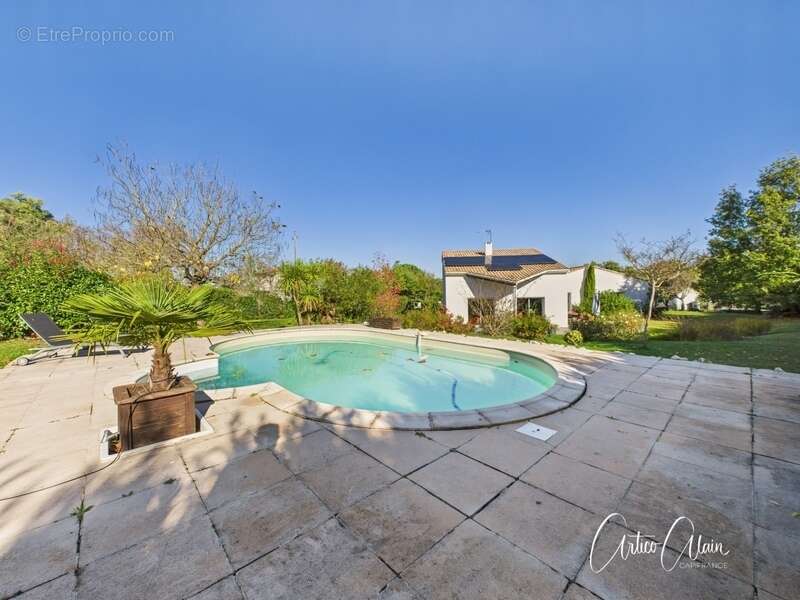 Maison à LAUZERVILLE