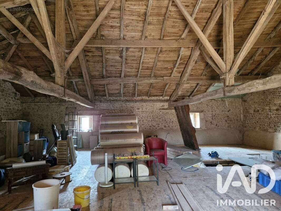 Maison 86 m² à Savigne  - photo 4