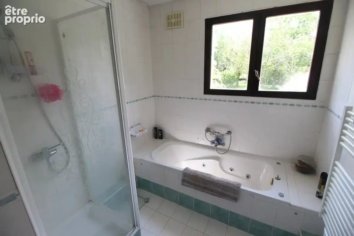 En bordure de village, maison indépendante de quatre chambres avec deux gîtes de deux chambres, grand jardin et piscine - photo 8