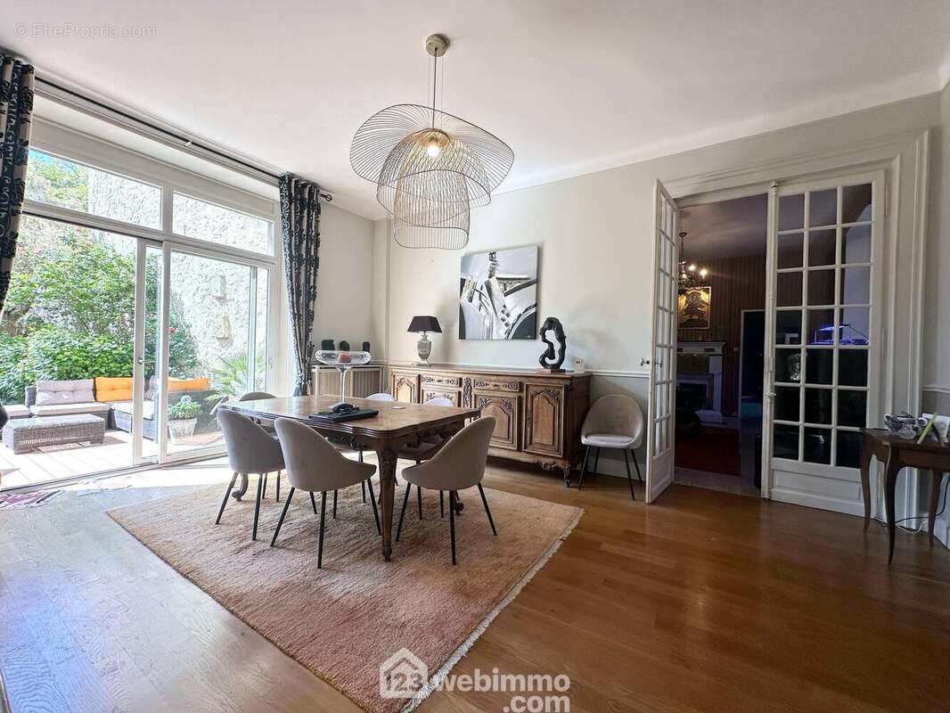 Elle donne accès sur ... - Maison à LAON