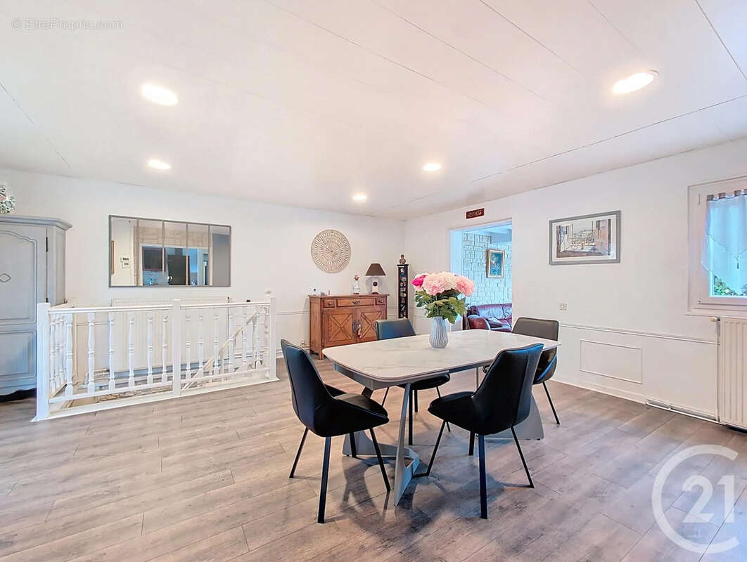 Maison à VAUX-LE-PENIL