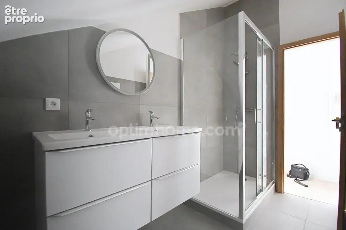 Appartement au deuxieme et dernier etage - 2 chambres - place parking - cave - refait a neuf - photo 3