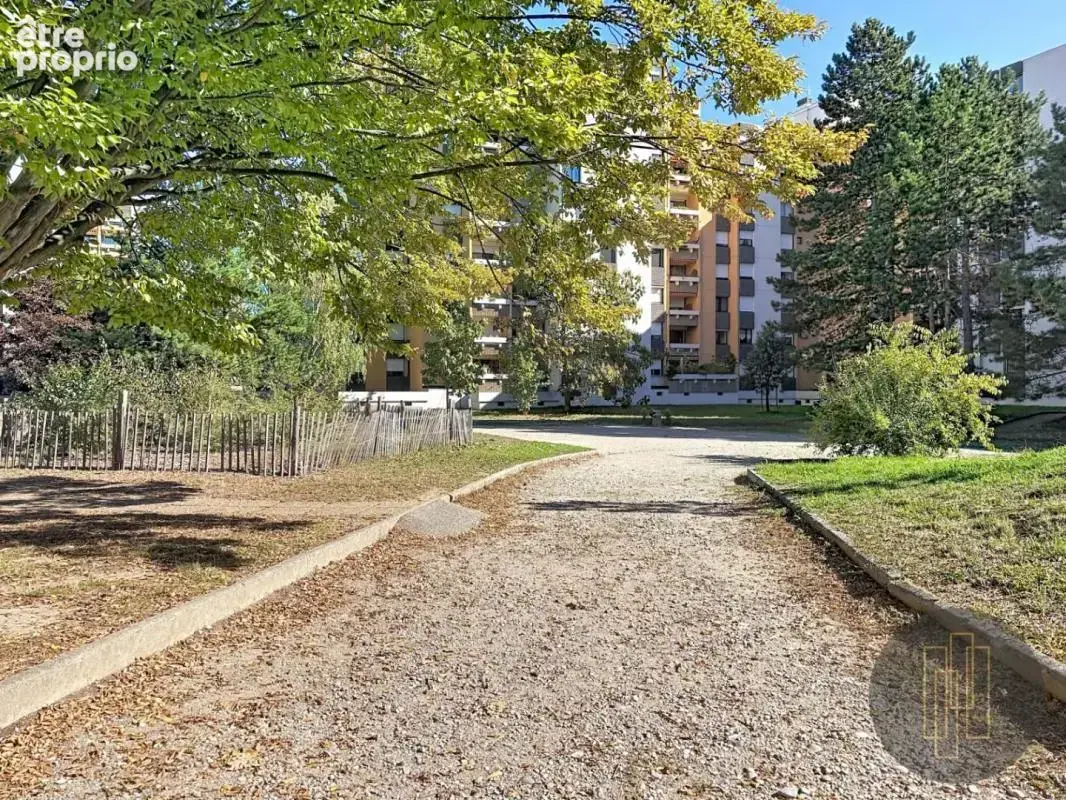 Exclusivite villeurbanne - t4 de 92 m² avec balcon, vue dégagée, garage et cave - photo 11