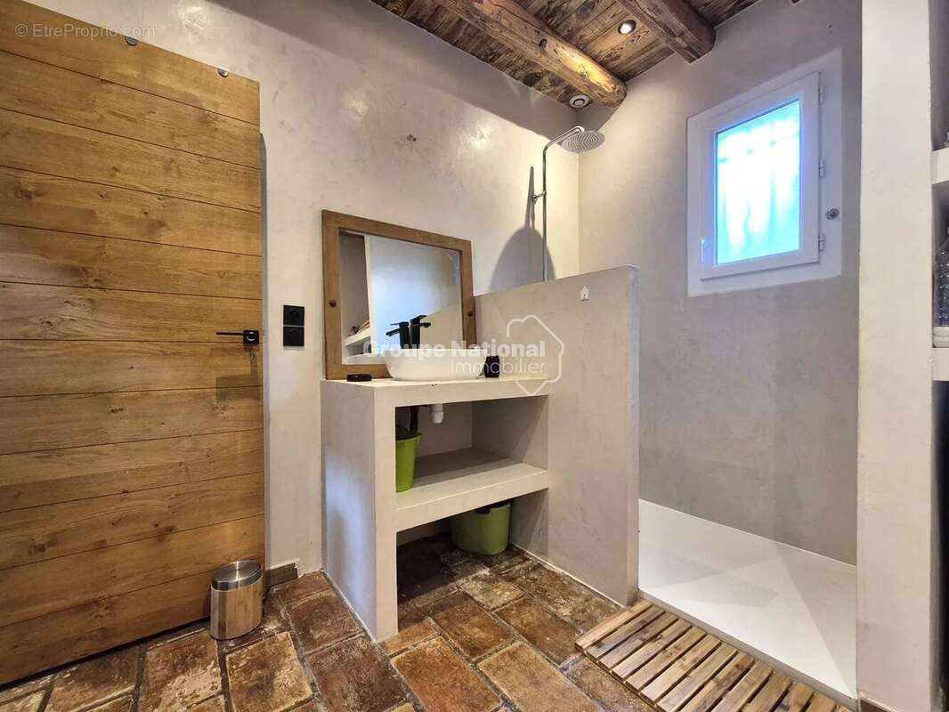 Maison à ENTRAIGUES-SUR-LA-SORGUE