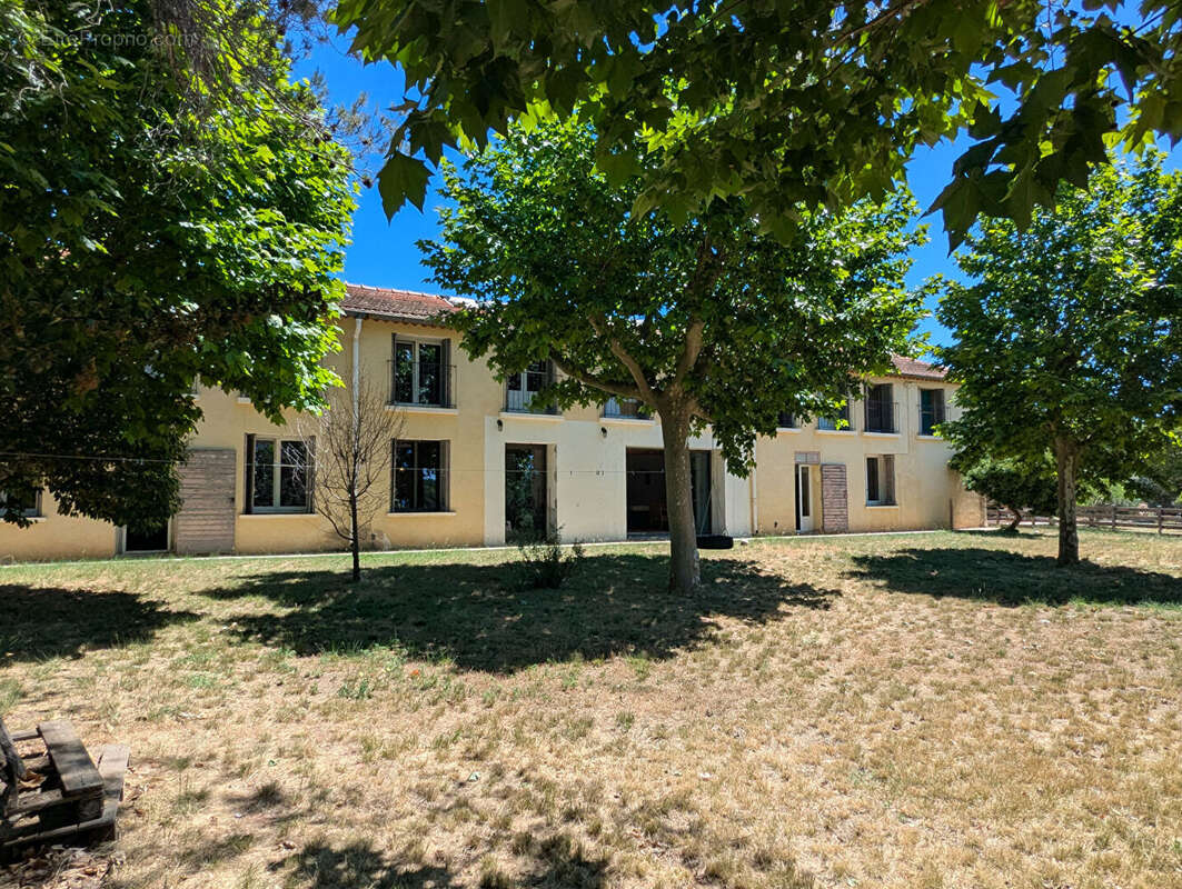 VILLECROZE, vaste bâtisse de 790 m² avec dépendances, garage et piscine - photo 3