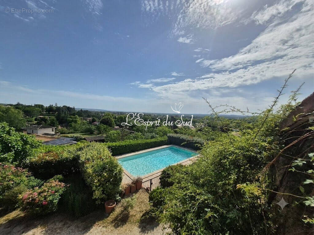 Piscine remise en eau grâce à l'IA - Maison à RABASTENS