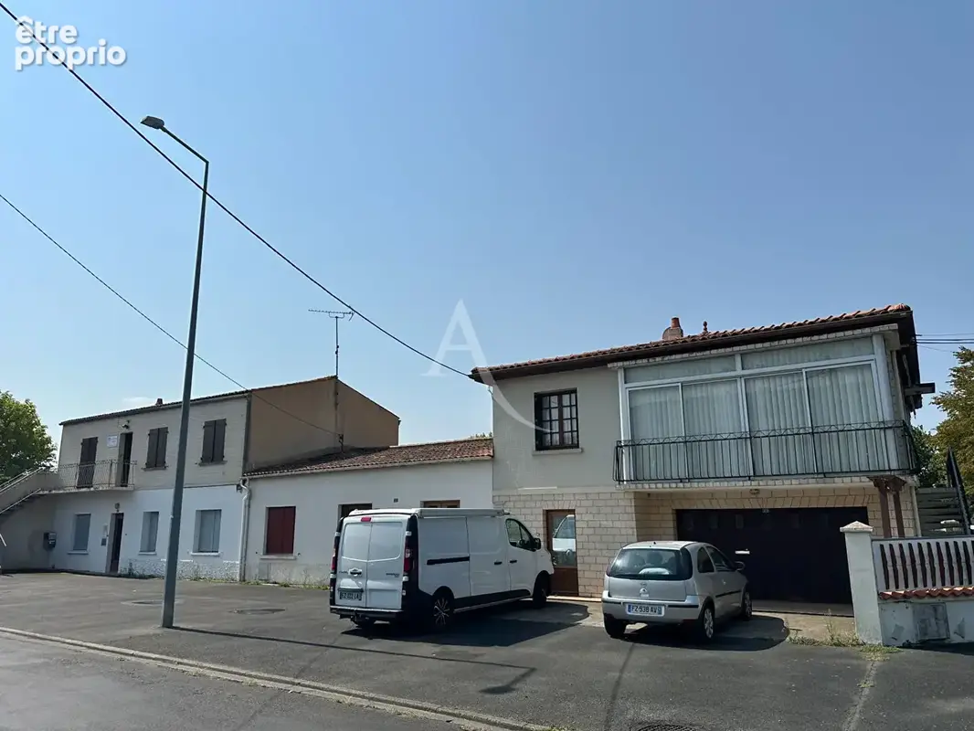 Rochefort ? ensemble immobilier rare ? maison avec piscine, locaux commerciaux et garages loués ? fort potentiel ! - photo 3