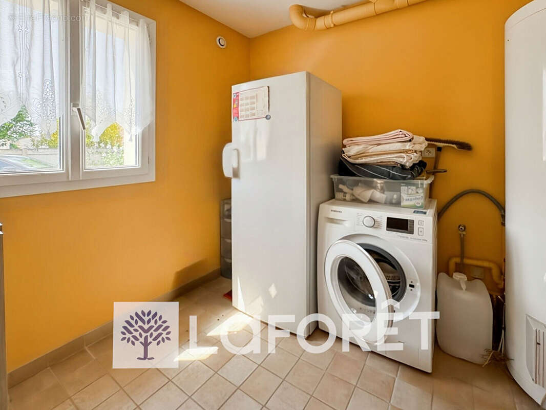 À vendre, maison contemporaine 4 pièce(s) 157 m2 avec un double-garage et piscine située entre GEMOZAC (17260) et SAINTES (17100 - photo 10