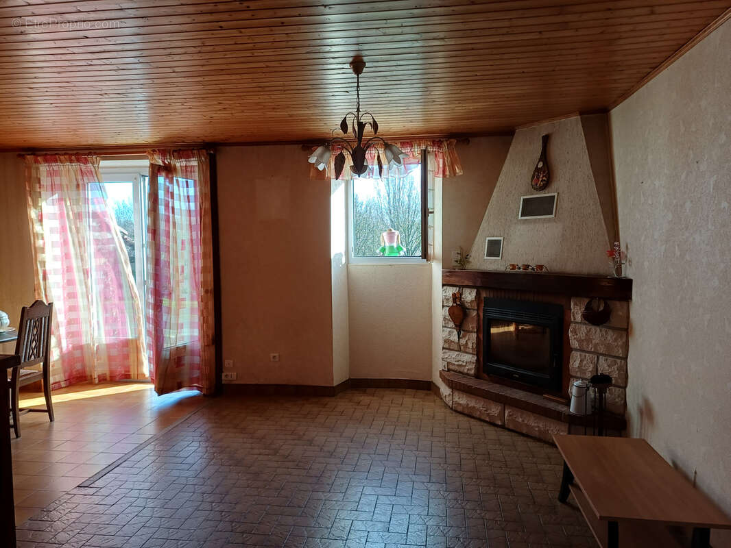 Maison à LA CHAIZE-LE-VICOMTE