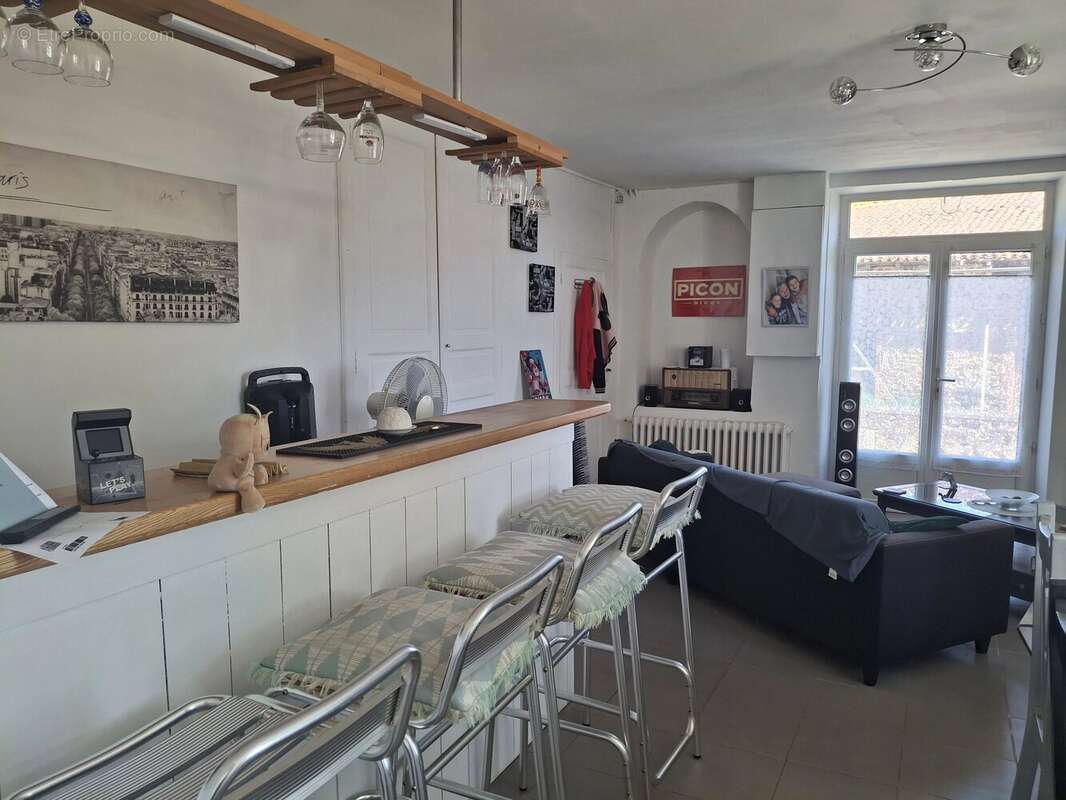 Maison familiale avec de nombreuses dépendances et du terrain - photo 8