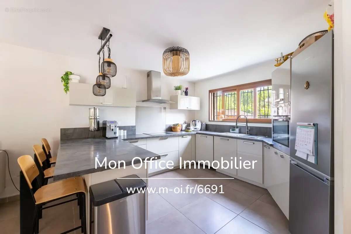 Référence : 7075-ABO - Saint-Cannat – Maison récente de 5 pièces avec jardin, piscine, garage + 3 places de stationnement privat - photo 5