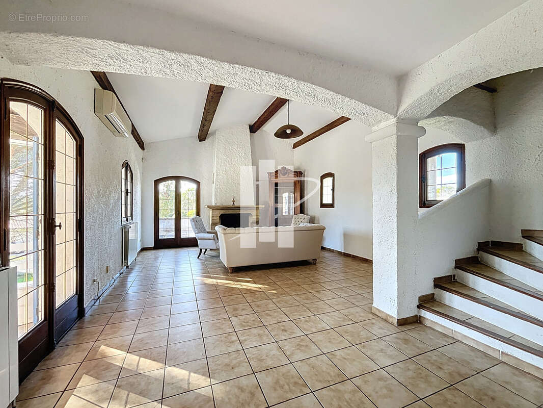 Villa provençale avec piscine, T2 indépendant et fort potentiel   Domaine sécurisé - photo 5