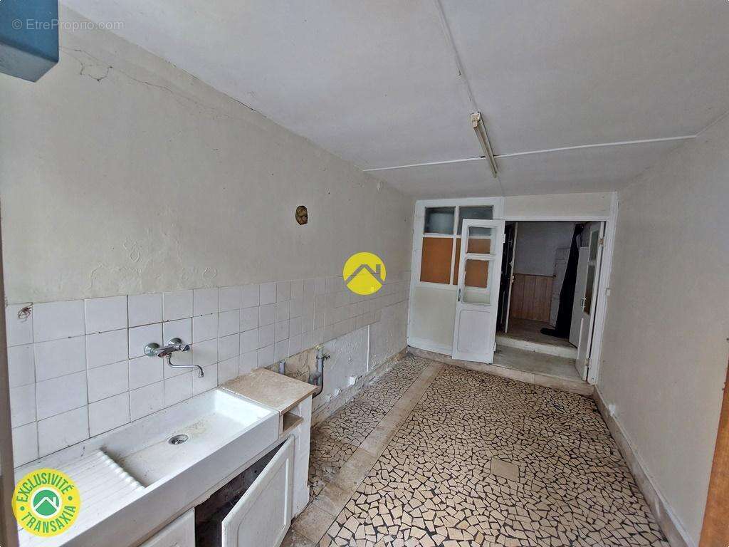 Maison avec dépendance et terrains - photo 2