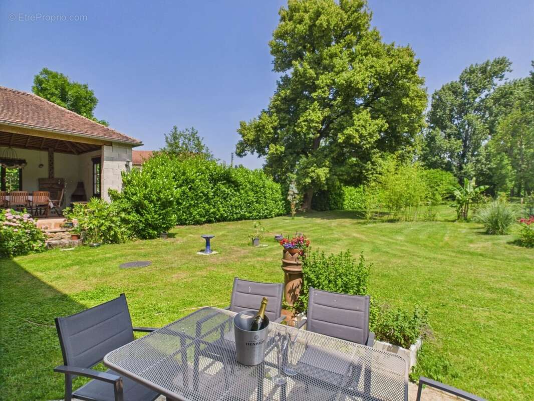 Maison à SAINT-MEDARD-D&#039;EXCIDEUIL