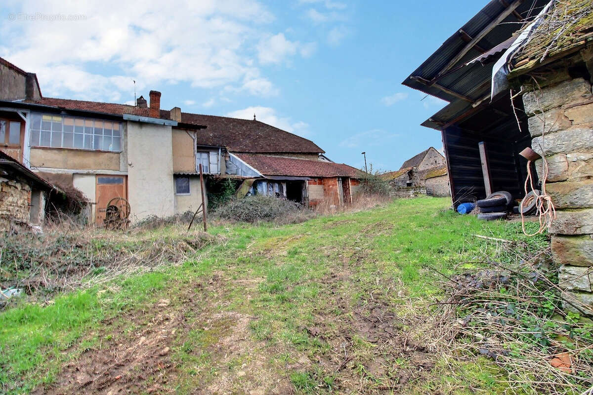Maison à SAINT-YTHAIRE