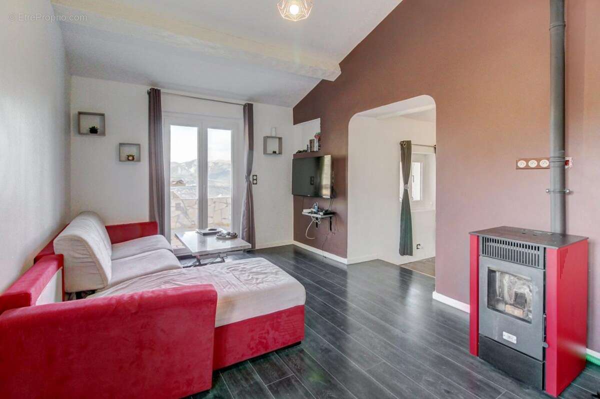 Maison à CHATEAUNEUF-VILLEVIEILLE