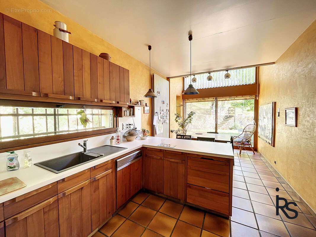 Une villa de 212 m2 avec 3797 m2 de jardin et piscine, 5 chambres et un bureau, garage et caves en RDC. - photo 14