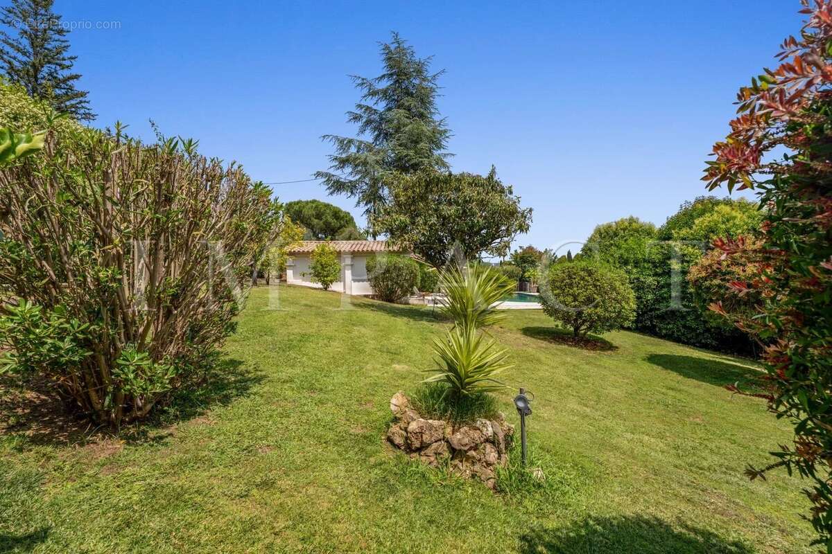 Maison à LA ROQUETTE-SUR-SIAGNE