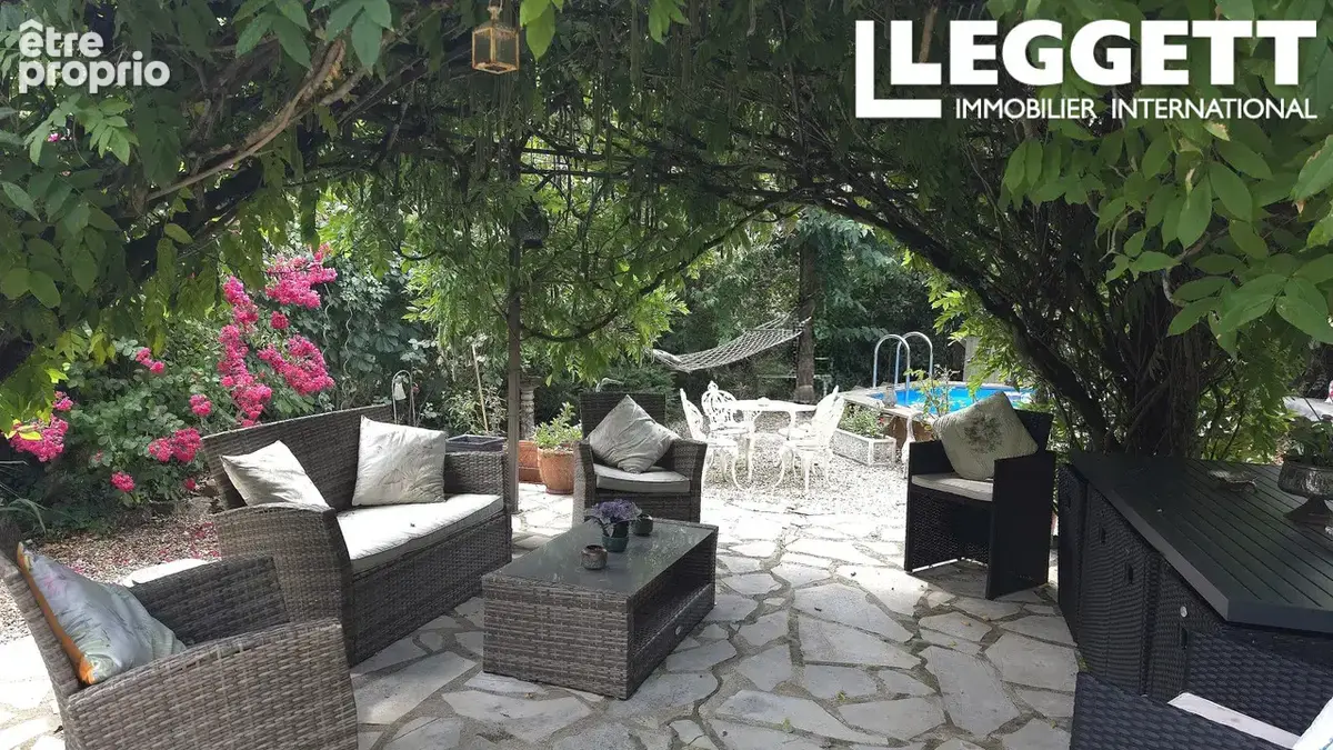 Une charmante maison en pierre avec un jardin secret, une piscine et une vue sur la campagne, située à Arnac - photo 3