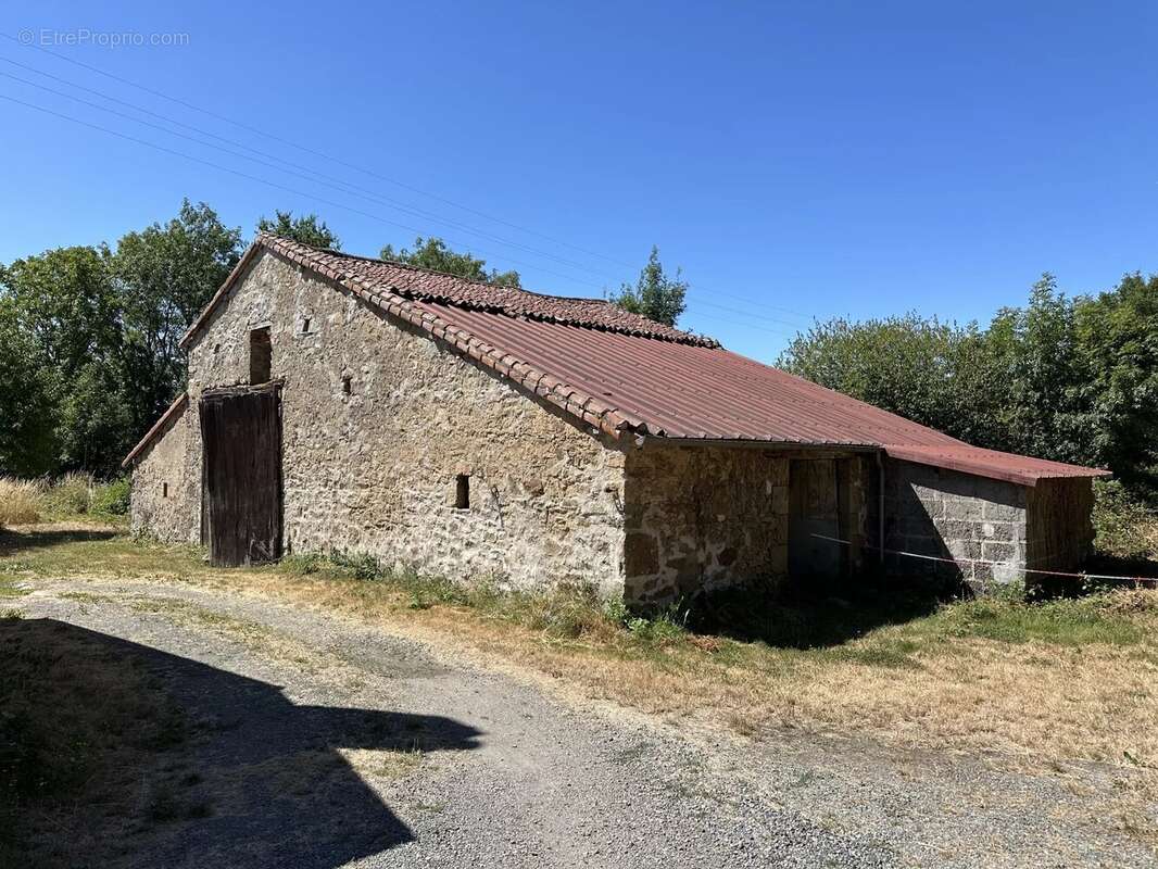 Longère entre Bressuire et La Chapelle-Saint-Laurent, 3 chambres avec granage en pierre - photo 2