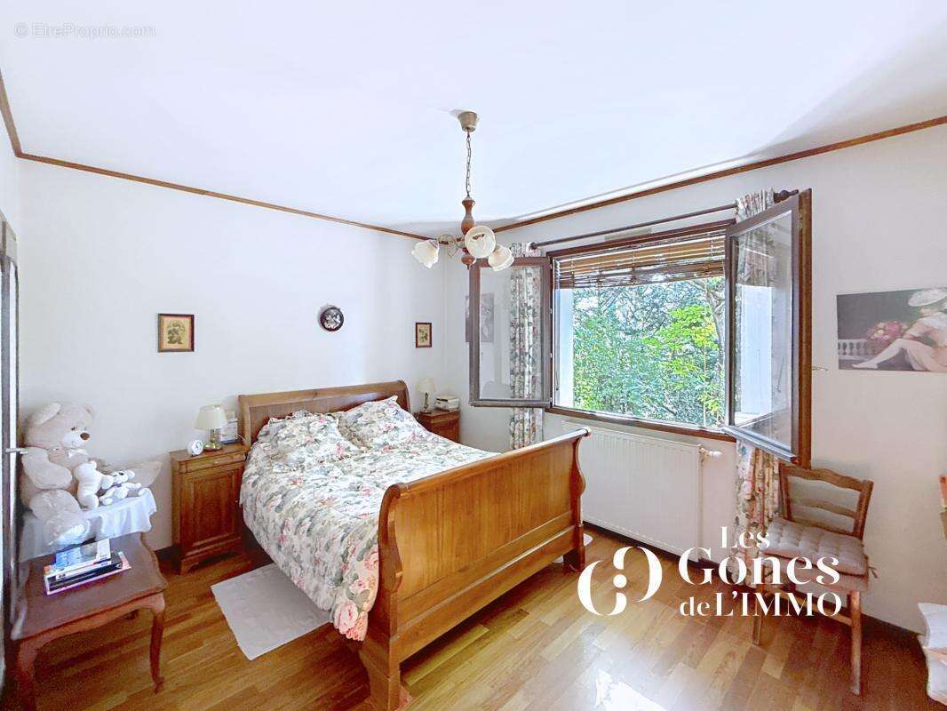 Maison à SAINT-GENIS-LES-OLLIERES