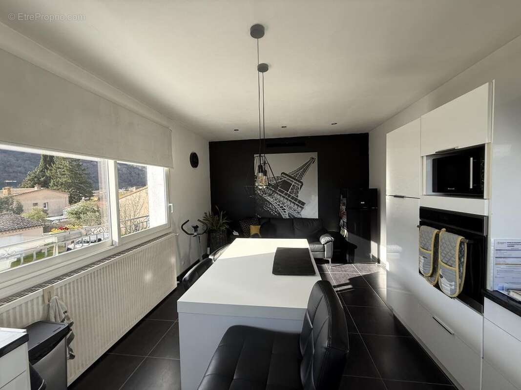 Maison à SAINT-LAURENT-DU-PAPE