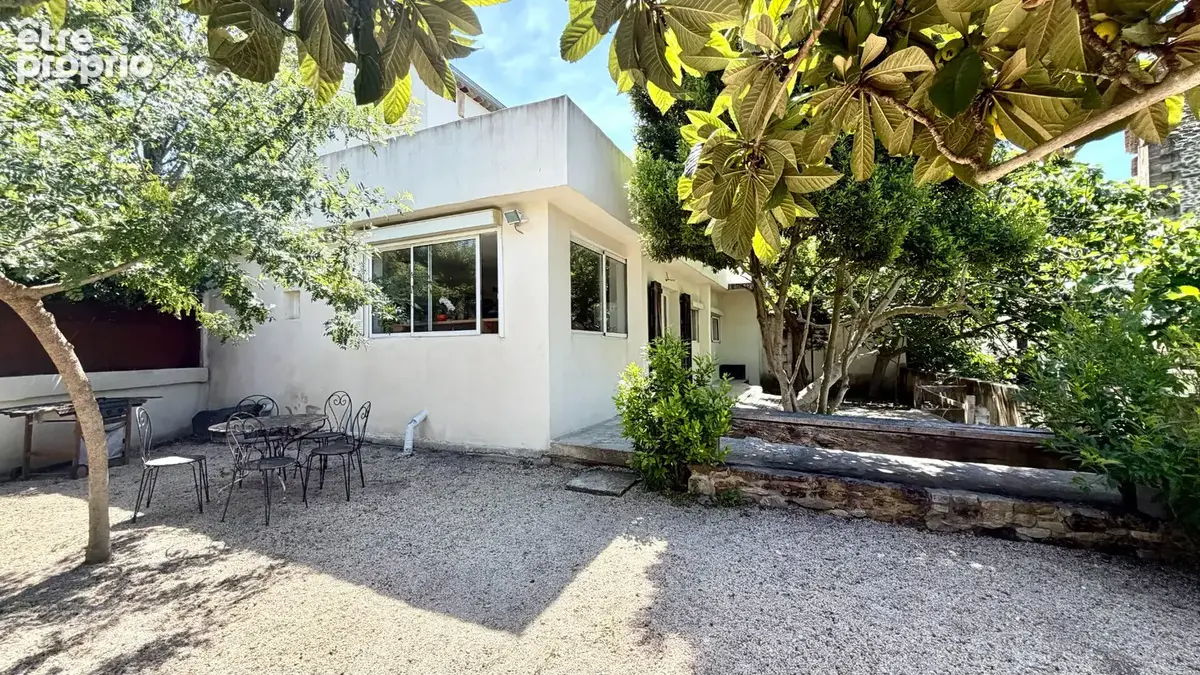 Maison à ENTRAIGUES-SUR-LA-SORGUE