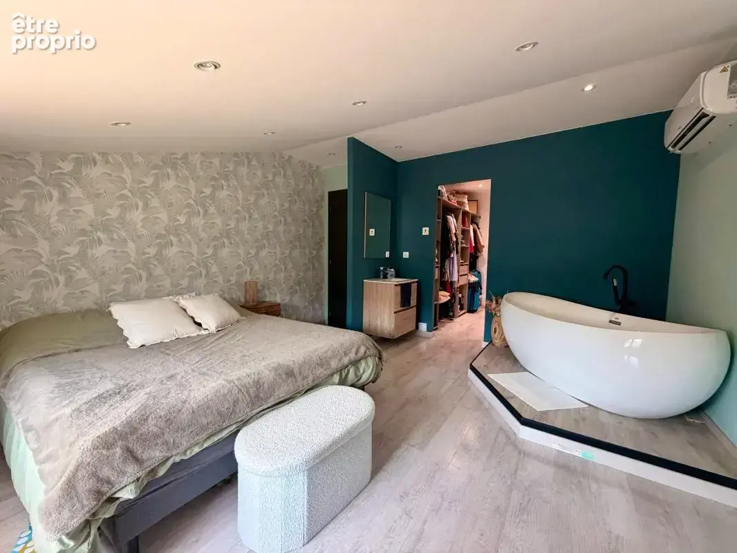 Superbe maison rénovée de 194 m² avec cinéma privé, grande terrasse, terrain et garage - photo 15
