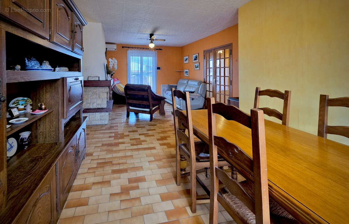 Maison à VIC-LA-GARDIOLE