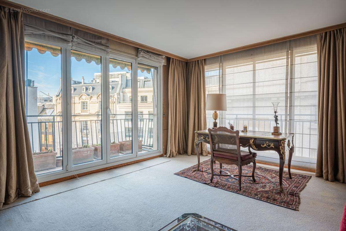 Appartement à PARIS-16E