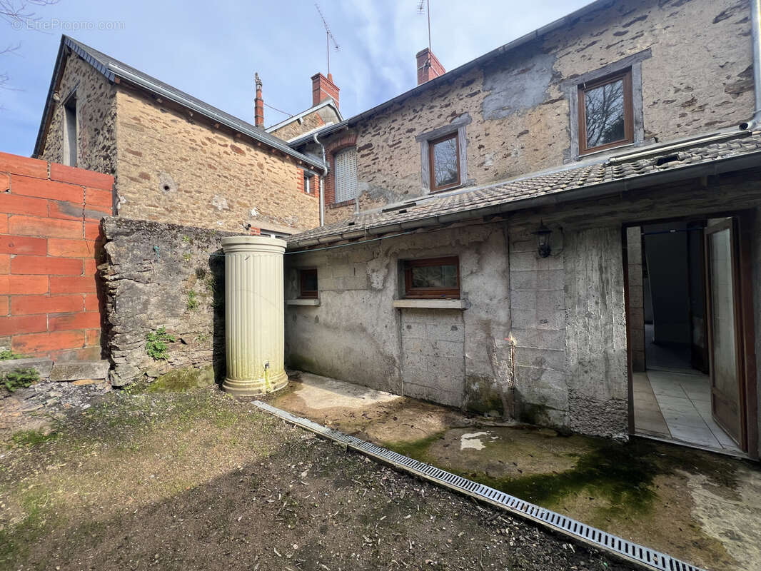 Maison à SAINT-PRIEST-LA-MARCHE