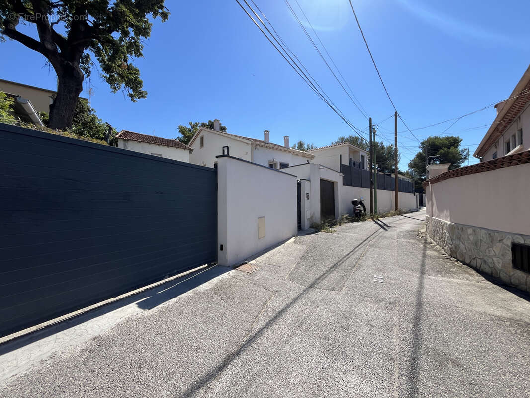 Toulon Ouest, maison 125M2, 4 chambres, parcelle 556M2, 3 parkings, dépendances. - photo 2