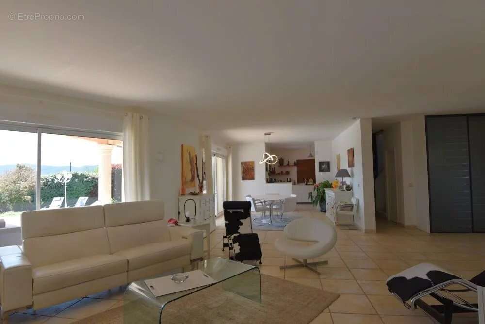 Maison à BAGNOLS-EN-FORET